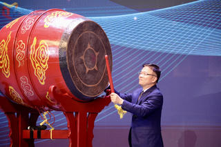 Phó Thủ tướng Lê Thành Long gióng trống mở màn Đêm thơ Nguyên tiêu “Trước biển lớn”