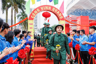 Thanh niên cả nước lên đường nhập ngũ