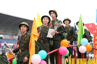 Hình ảnh tân binh Công an tỉnh Phú Thọ hăng hái lên đường thực hiện nghĩa vụ