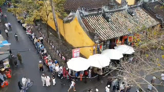 Đông đảo người dân tham dự Tết Nguyên Tiêu năm 2026