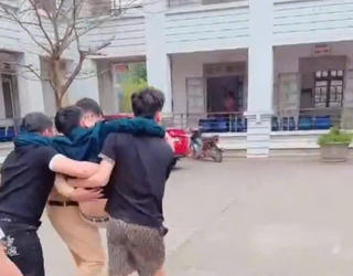 Lào Cai: Cảnh sát giao thông dùng xe chuyên dụng cấp cứu người dân