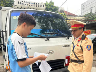Dùng giấy tờ giả mua trên mạng để vào phố, tài xế xe tải bị xử lý