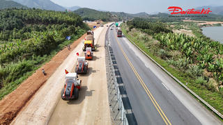 Nhộn nhịp thi công “3 ca, 4 kíp” trên công trường mở rộng cao tốc Nội Bài – Lào Cai