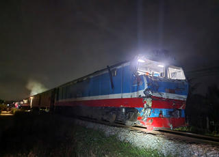 Tàu SE8 va chạm xe tải ở Quảng Ngãi, hai tài xế bị thương