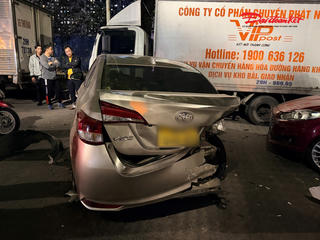 Hà Nội: Tai nạn liên hoàn trên phố Nguyễn Chánh, ít nhất 7 phương tiện hư hỏng