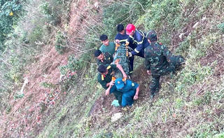 Quảng Ngãi: Xe tải lao xuống vực sâu gần 200m, 1 người tử vong