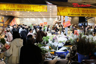 Giá hoa 8/3 tăng mạnh, chợ hoa Quảng An tấp nập khách từ nửa đêm