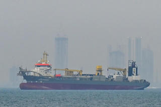 Tắc nghẽn tại eo biển Hormuz, các quốc gia vùng Vịnh cắt giảm sản lượng dầu