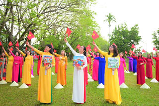 Đà Nẵng: Phụ nữ Hương Trà đồng diễn dân vũ chào mừng 8/3, lồng ghép tuyên truyền bầu cử