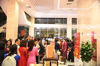 Không gian trưng bày sách tại Giải thưởng Sách Quốc gia lần thứ VIII thu hút độc giả