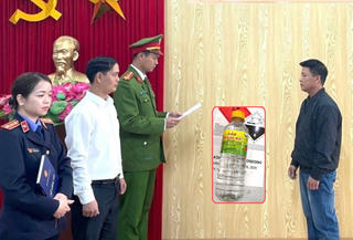 Pha chế dấm ăn từ axit công nghiệp và nước lã, chủ cơ sở bị khởi tố