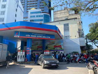 Giá xăng giảm gần 4.000 đồng một lít