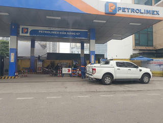 Giá xăng giảm sâu: Tài xế phấn khởi, trạm xăng vắng khách