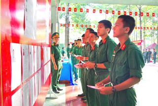 Cán bộ, chiến sĩ Trung đoàn 271 hoà chung vào “ngày hội non sông”