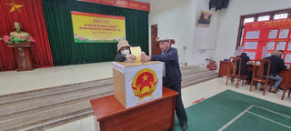  Cử tri tại "siêu thủ phủ công nghiệp mới” của miền Bắc tranh thủ bỏ phiếu trước khi đi làm