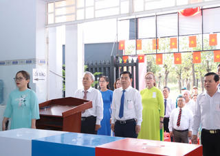 Cử tri Lái Thiêu bỏ phiếu trong không khí trang nghiêm