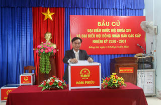 Chủ tịch Mặt trận tỉnh Quảng Trị bỏ phiếu ở phường Đông Hà