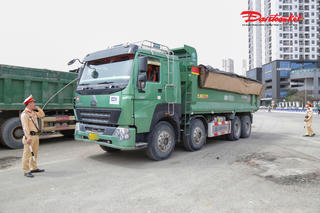 Xe tải làm rơi vãi bùn đất gây trơn trượt, CSGT Hà Nội lập tức vào cuộc xử lý