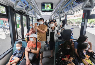 Hà Nội mở rộng “xanh hóa” xe buýt, đón đầu lộ trình hạn chế xe xăng