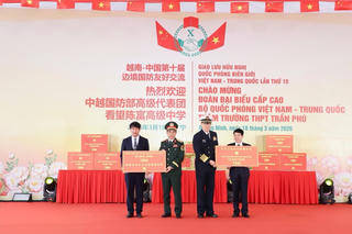 Đoàn đại biểu cấp cao Bộ Quốc phòng Việt Nam - Trung Quốc thăm, tặng quà trường THPT Trần Phú