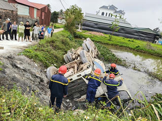 Giải cứu nạn nhân trong xe bê tông lật xuống ao tại Bắc Ninh