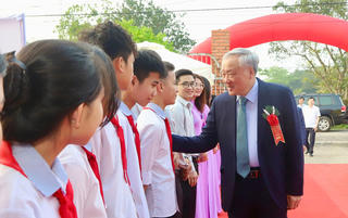 Phó Thủ tướng Thường trực  Nguyễn Hòa Bình dự lễ khởi công xây trường học vùng biên ở Hà Tĩnh