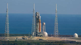 NASA sẵn sàng cho sứ mệnh bay có người lái quanh Mặt Trăng