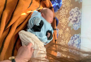 Gia Lai: Bé gái sơ sinh bị bỏ rơi trong rẫy cà phê 