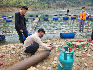 Bắt đầu tháo dỡ lồng cá gây ô nhiễm ở hồ Séo Mý Tỷ