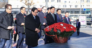 Thủ tướng dâng hoa tại Tượng đài Chủ tịch Hồ Chí Minh và Đài tưởng niệm Liệt sĩ Vô danh ở Moscow (Nga)