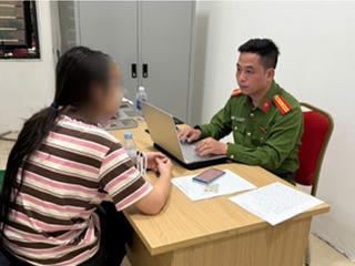 Kịp thời ngăn chặn nữ sinh viên bị thao túng tâm lý lén mang 114 "chỉ" vàng của bố mẹ đi bán