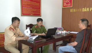 Người đỗ ô tô chiếm đường, nhờ đánh xe đi nhưng ngồi bấm điện thoại nhận án phạt