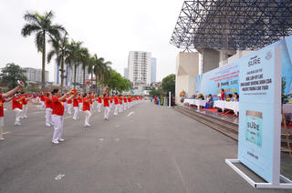 Mãn nhãn màn đồng diễn của gần 3.000 người cao tuổi cùng Vinamilk Sure