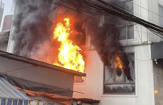 Hà Nội: Cháy lớn tại căn nhà 7 tầng trên đường Lĩnh Nam, 7 người được giải cứu