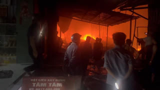 Hỏa hoạn trong đêm thiêu rụi nhiều căn nhà 