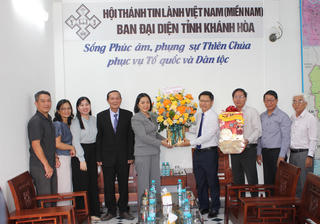 Mặt trận tỉnh Khánh Hòa thăm chúc mừng một số cơ sở Công giáo nhân Lễ Phục sinh năm 2026