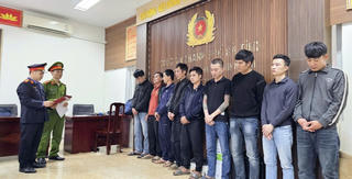 Triệt phá sới bạc trong trang trại lợn ở Hà Tĩnh, khởi tố 17 bị can