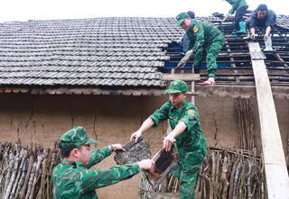 Sau dông lốc, Tùng Vài ấm lại trong vòng tay nghĩa tình