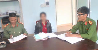 Công an TP Huế  hỗ trợ 1 phụ nữ Cơ Tu nhận lại 60 triệu đồng chuyển nhầm