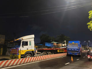 TP Hồ Chí Minh: Tấm thép 10 tấn rơi đè bẹp cabin xe rác, tài xế tử vong