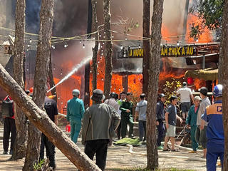 Quảng Ngãi: Cháy tại Khu kinh tế đêm Măng Đen, 4 ki-ốt bị thiêu rụi