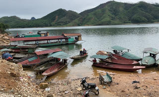 Bẻ lái giữa lòng hồ Thác Bà