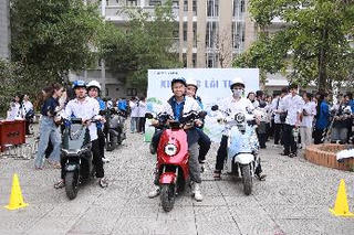 Chuỗi sự kiện “Phủ xanh trường học 2026”: Học sinh Hà Nội trải nghiệm xe điện VinFast, lan tỏa thông điệp sống xanh