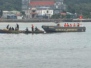 Quảng Ninh: Giông lốc làm lật úp mảng đánh bắt hải sản khiến 2 mẹ con tử vong 