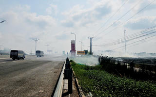 Khói đốt rơm rạ “bủa vây” cao tốc, tiềm ẩn tai nạn giao thông