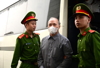 Cựu Thứ trưởng Bộ Nông nghiệp Hoàng Văn Thắng và đồng phạm hầu tòa trong vụ đưa hối lộ 40 tỷ đồng