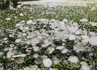 Dông mạnh kèm theo mưa đá ở miền Bắc trong những ngày qua có bất thường?