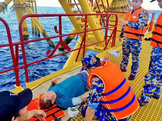 Quân y nhà giàn DK1/11 cấp cứu ngư dân bị nạn trên biển