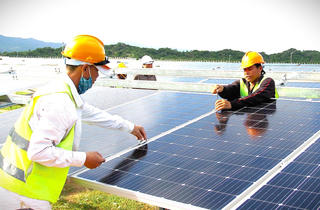 Thủ tướng chỉ thị tăng cường tiết kiệm điện và phát triển điện mặt trời mái nhà