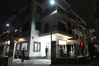 Hình ảnh bắt giữ nhiều cán bộ liên quan đến việc núp bóng doanh nghiệp hoạt động "xã hội đen" ở Phú Thọ